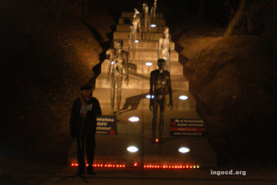 Pietní shromáždění u Památníku obětí komunismu v Praze na Újezdě